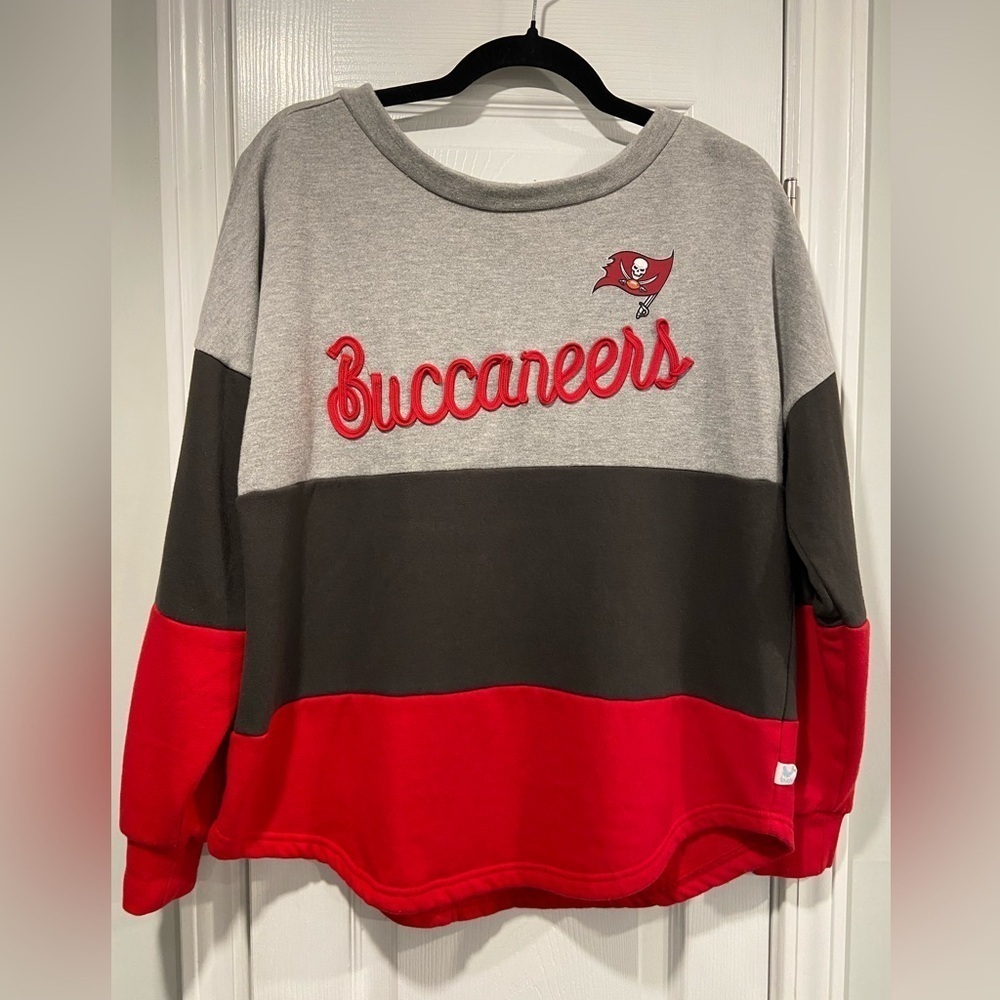 Tampa Bay Buccaneers Size M Touch Outfield Deep V-Back Tie Pullover Sweatshirt